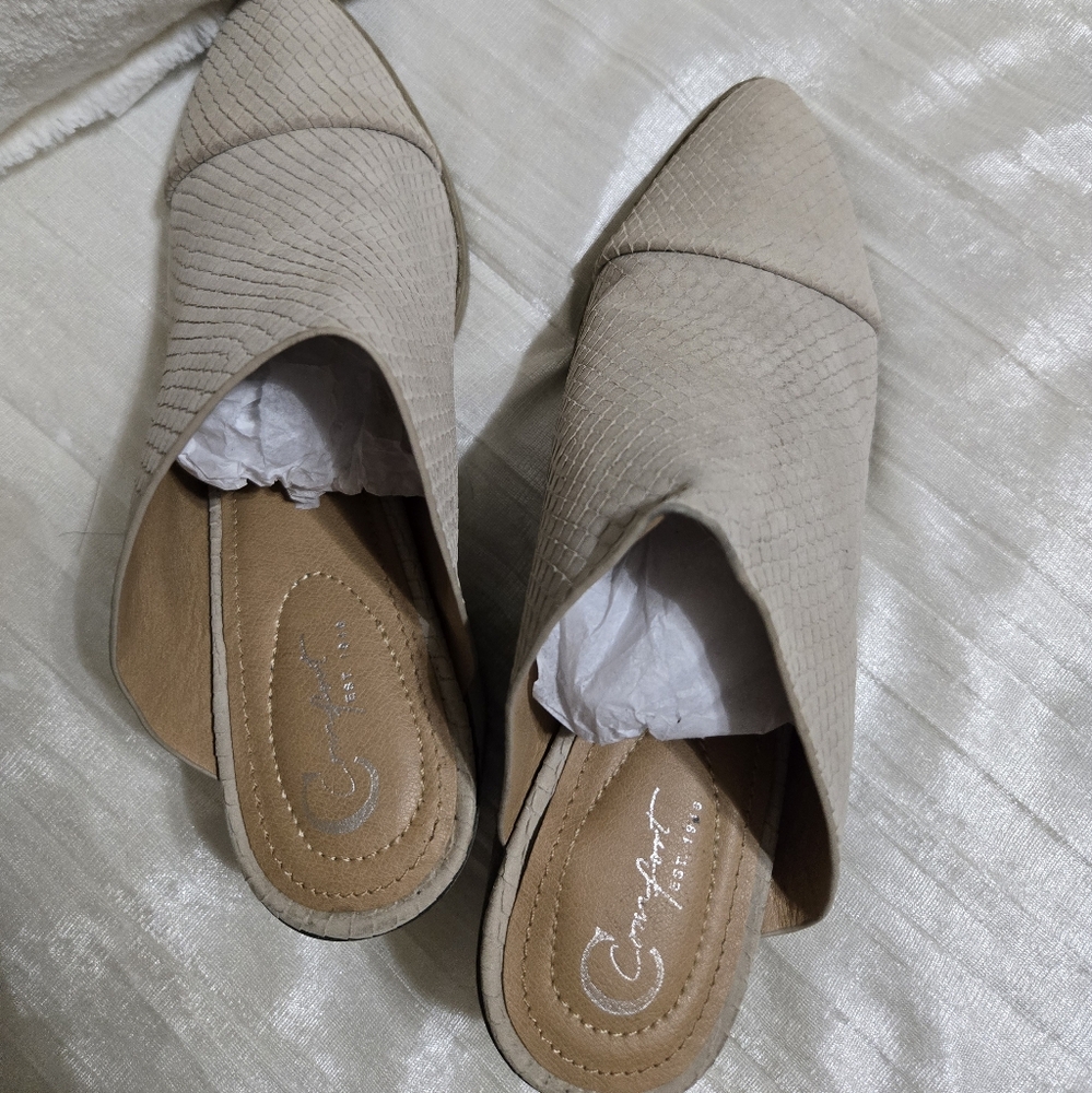 Women's Beige Block Heel Mules By Comfort  Size 7 Lightly Worn. - Picture 2 of 5